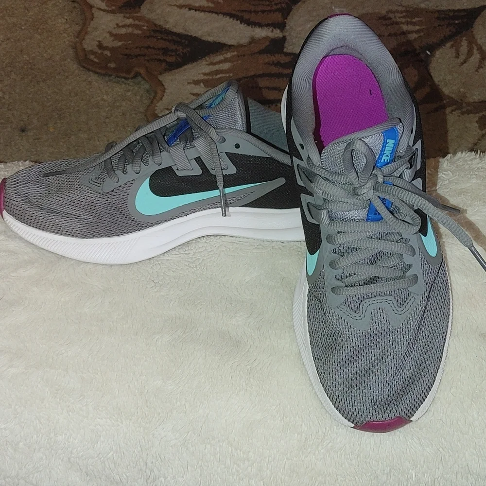 Nike tennis shoes - Picture 1 of 4